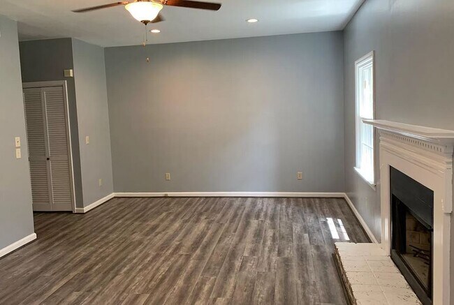 Foto del edificio - 315 Woodlark Ct