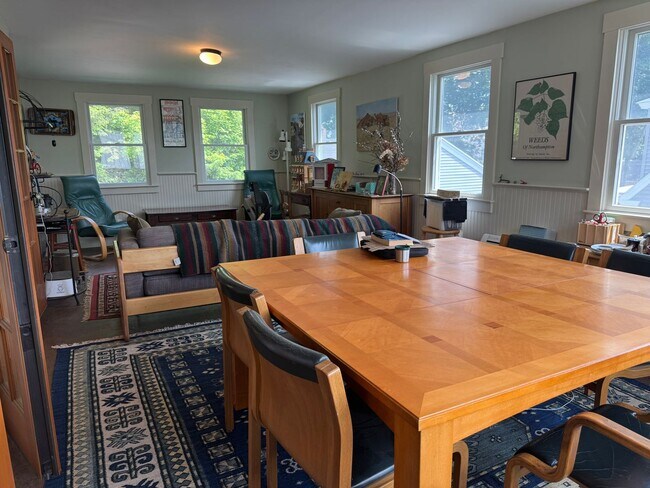 Foto del edificio - Furnished 3 bedroom home in Lebanon