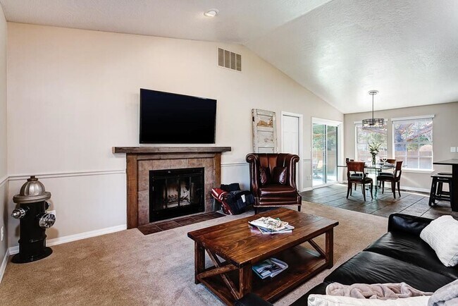 Building Photo - Wonderful Pet Friendly Home in SE Boise!