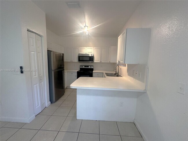 Foto del edificio - 2731 NE 3rd Dr