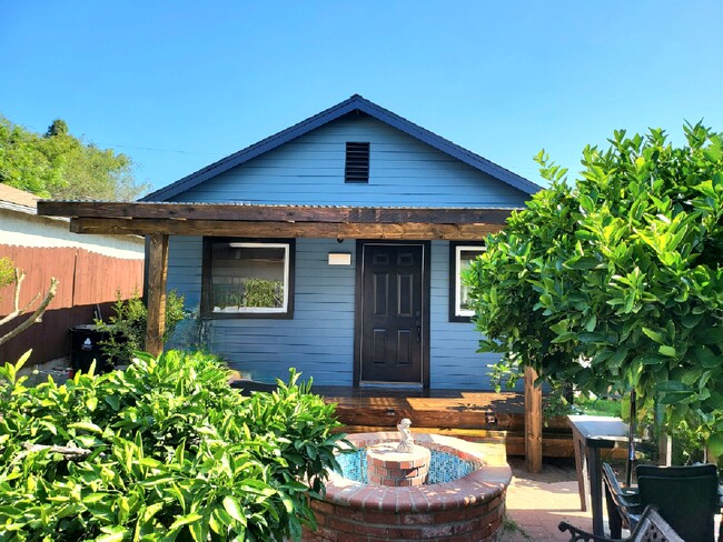 Entrance wood deck & pergola - 2327 Las Colinas Ave