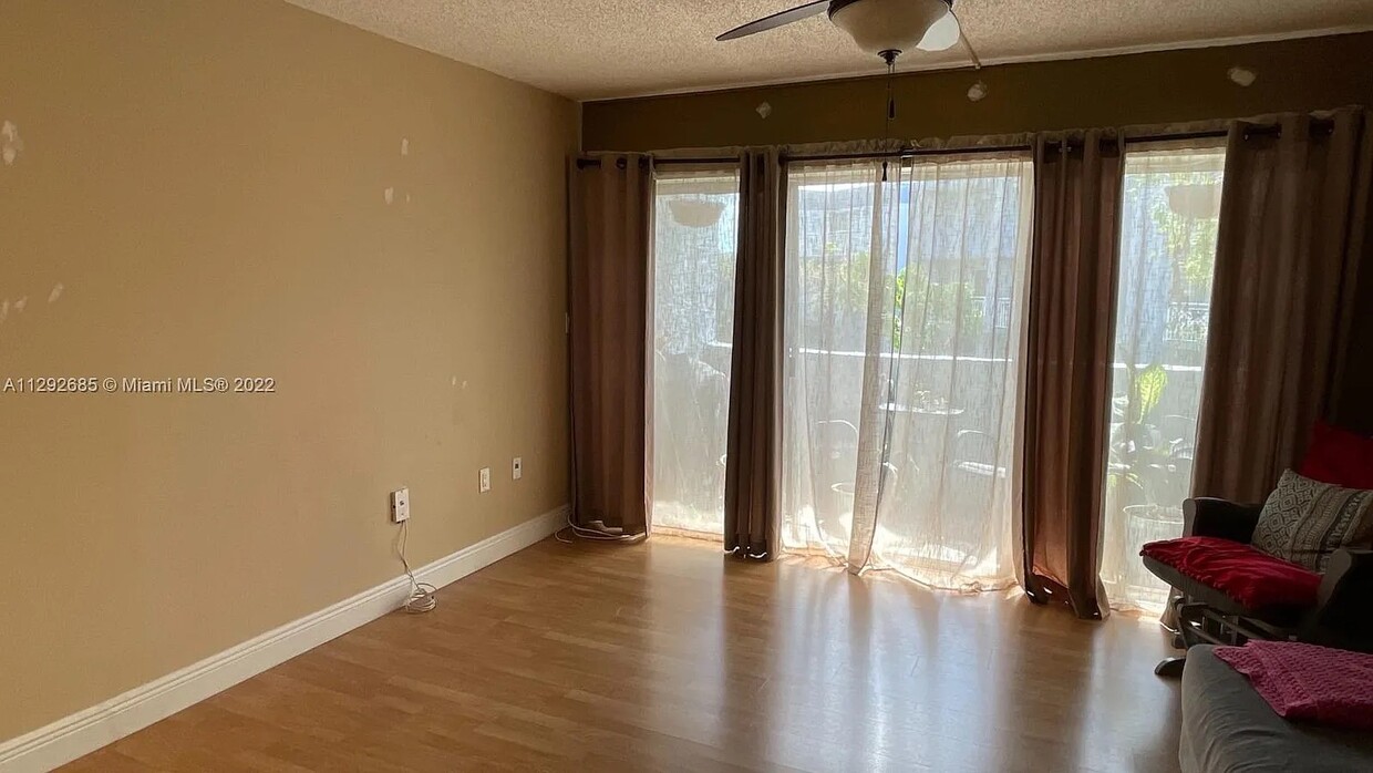 Living room - 9365 Fontainebleau Blvd