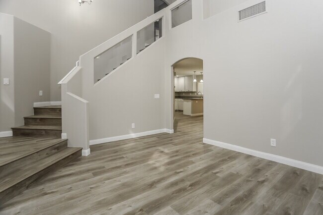 Foto del edificio - 8724 Honey Vine Ave