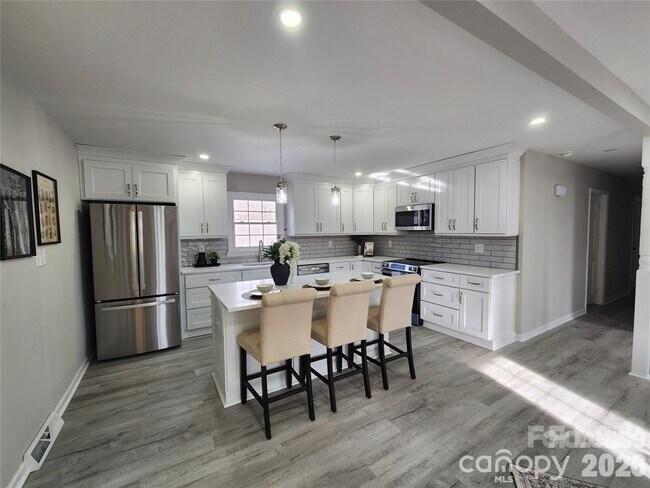Building Photo - 2411 Kimway Dr