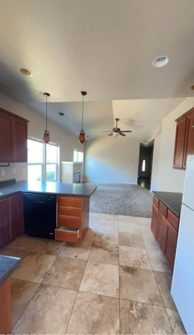 Foto del edificio - 3BED 2BATH - Garage, Yard & Laundry