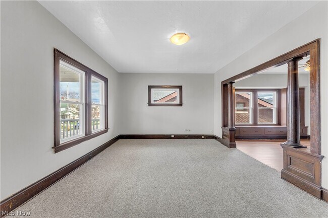 Building Photo - 9002 Rosewood Ave