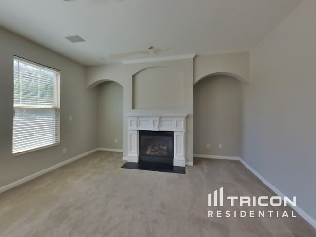 Foto del edificio - 4370 Rainer Dr