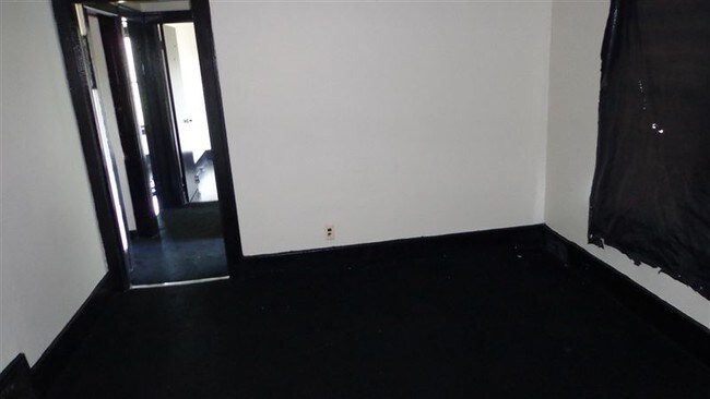 Building Photo - 3 br, 1 bath  - 13497 Hazelridge St Upper