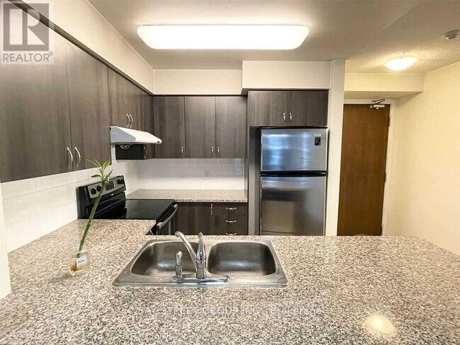 Photo du bâtiment - 818-835 HOLLYWOOD Ave