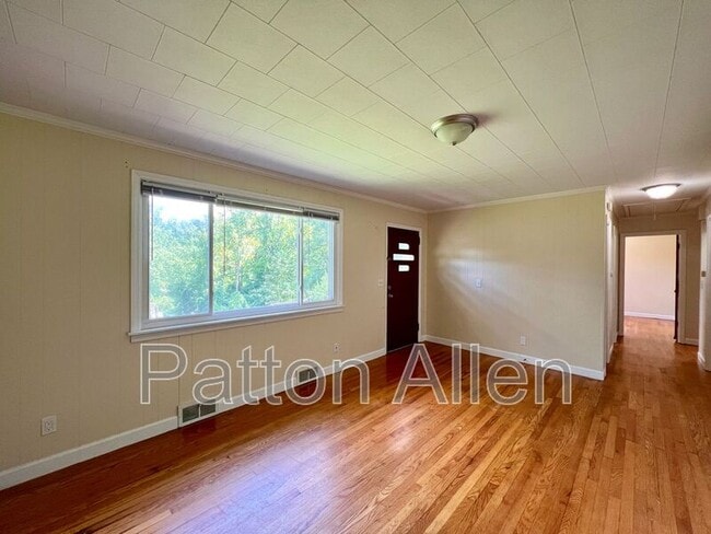 Building Photo - 11 Edgewood Rd S
