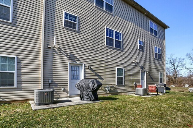 Building Photo - Luxury 4/BR, 2.5 bath townhouse