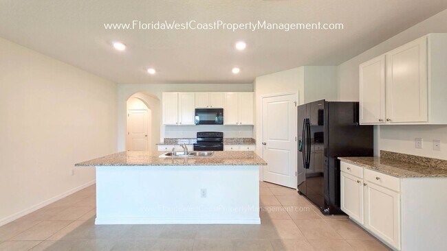 Foto del edificio - MOVE IN READY ! 4 BEDROOM/2 BATH! TILE- LVP THROUGHOUT! LAWN MOWING INCLUDED!