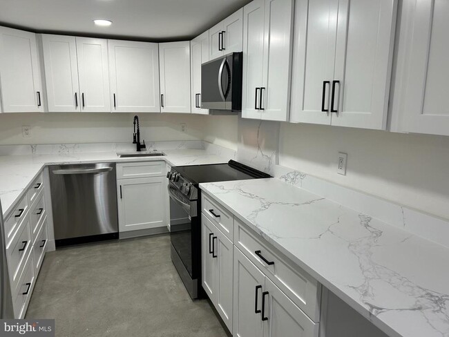 Building Photo - 1007 N Charles St