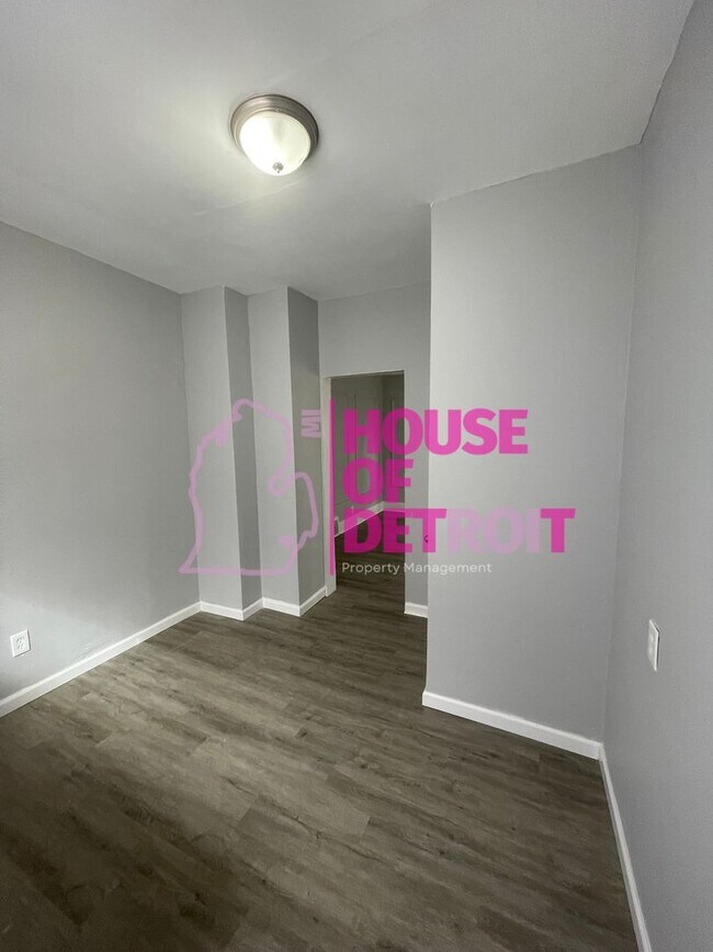 Building Photo - 5 BEDROOM | 2 BATHS | FREE PRE SCREEN