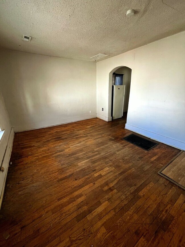 Building Photo - 2-Bedroom, 1-Bathroom Apartment in Converted Quadplex