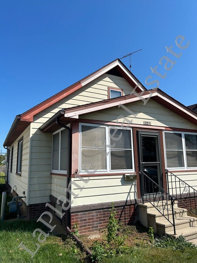 Foto del edificio - Charming 3-Bed, 1.5-Bath Home with Spaciou...