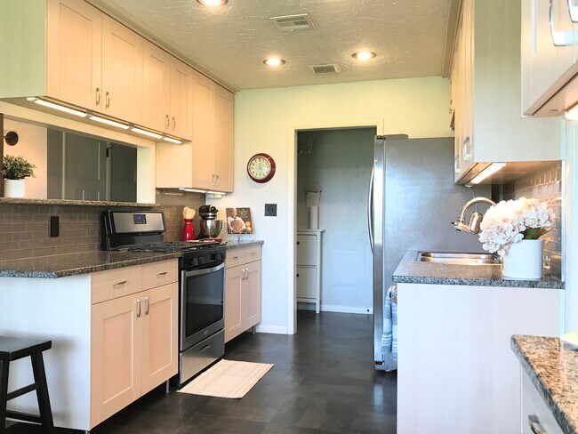 Foto del edificio - 10600 Greystone Ave
