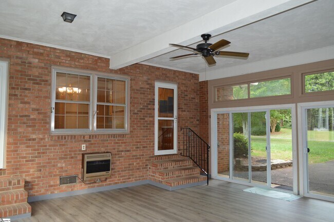 Foto del edificio - 2462 E Blackstock Rd