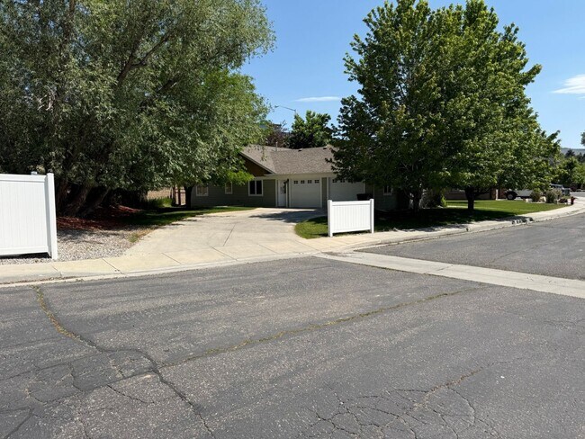 Foto del edificio - 3 Bed 2 Bath Large Beautiful Home