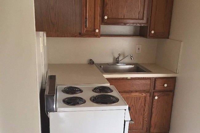 Kitchen - 4308 W 13 Mile Rd