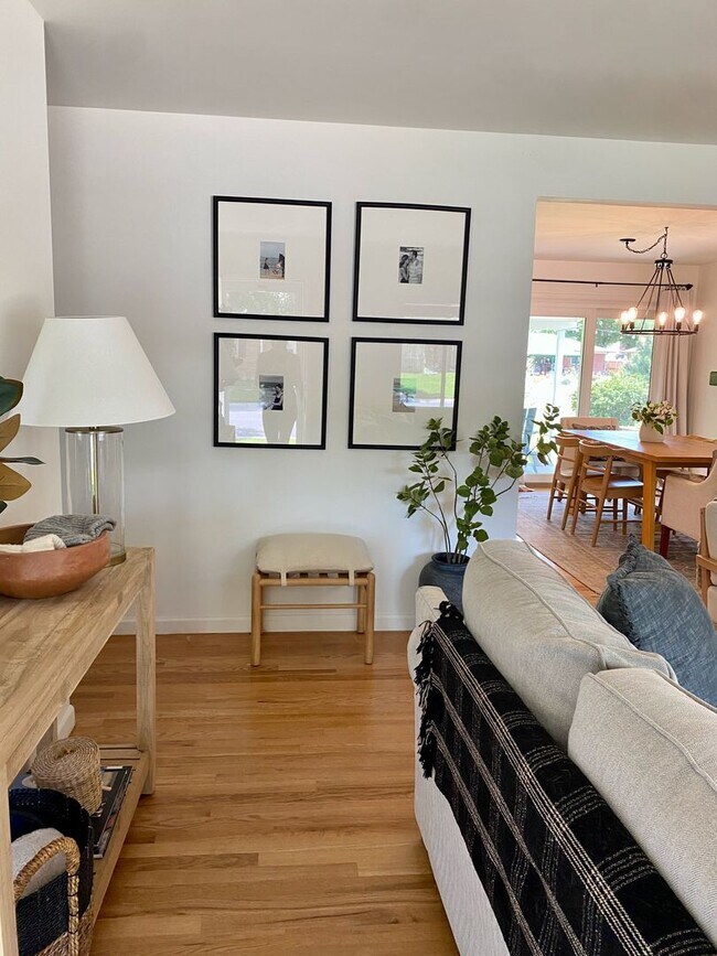 Foto del edificio - Single Family home half a block from Bible Park.