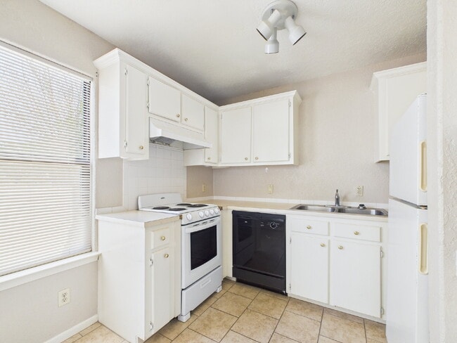 Building Photo - Small Pet Friendly! 1/1