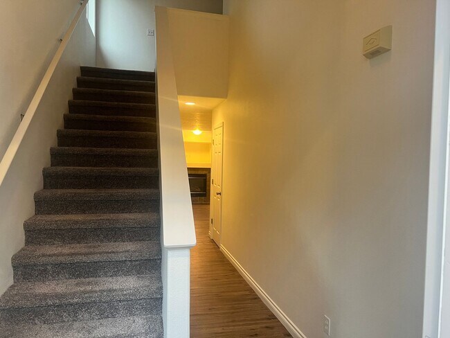Foto del edificio - Single Family Home With New Flooring in Great Wilsonville Neighborhood! - Half off 1st Month's Rent!