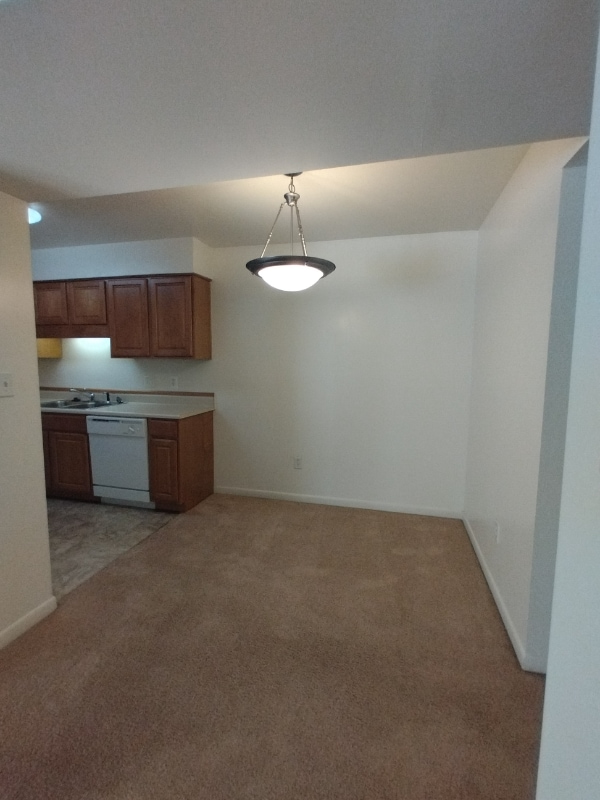 Building Photo - 600 Reusens Rd