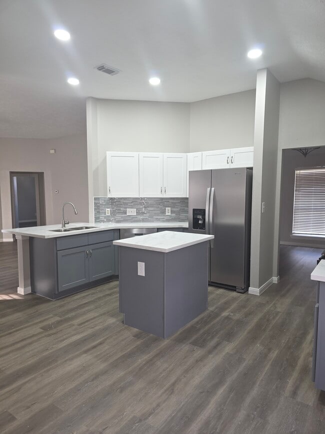 Kitchen - 15427 W Little York Rd