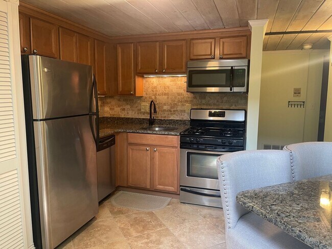 Building Photo - Elegant, Modern 1 Bedroom Condo in Crane P...