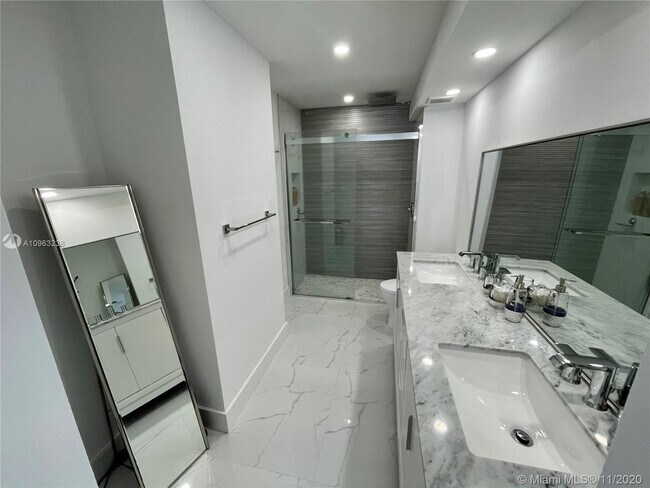 Foto del edificio - 6450 Collins Ave