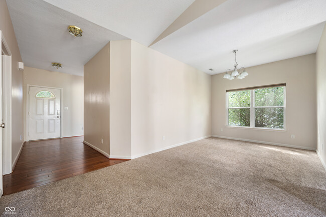 Foto del edificio - 5886 Hollow Oak Trail