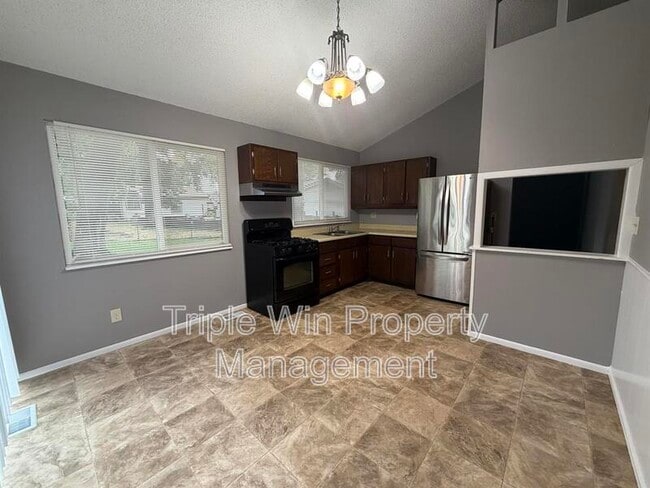Building Photo - 2450 Jenkee Dr