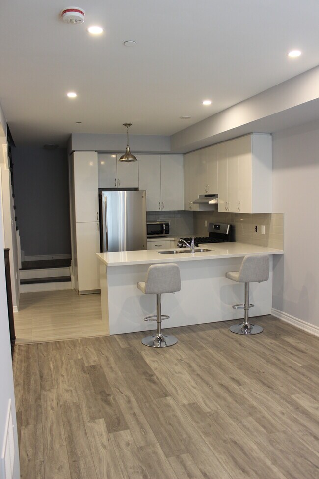 Photo du bâtiment - Executive Townhouse w/ Beautiful Upgrades