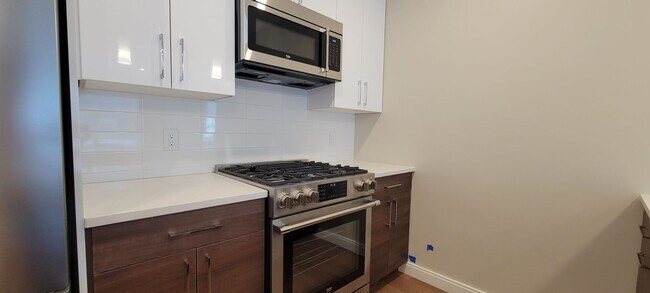 Foto del edificio - Large 2bd/2bath with Garage parking! Steps to Commuter Rail!