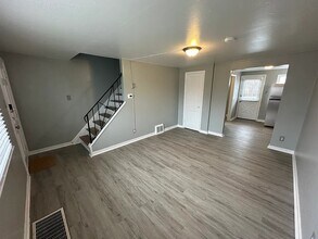 Building Photo - 712 Taunton Pl
