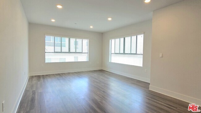 Foto del edificio - 5030 Rosewood Ave