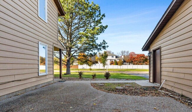 Cool private patio! - 2475 Wimbledon Dr