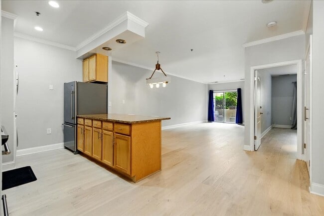 Building Photo - Spacious 1-bedroom, 1-bath condo
