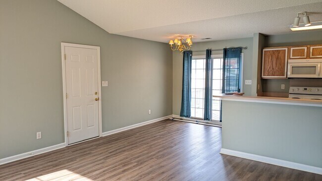 Building Photo - Move in Ready-Tall Oaks!