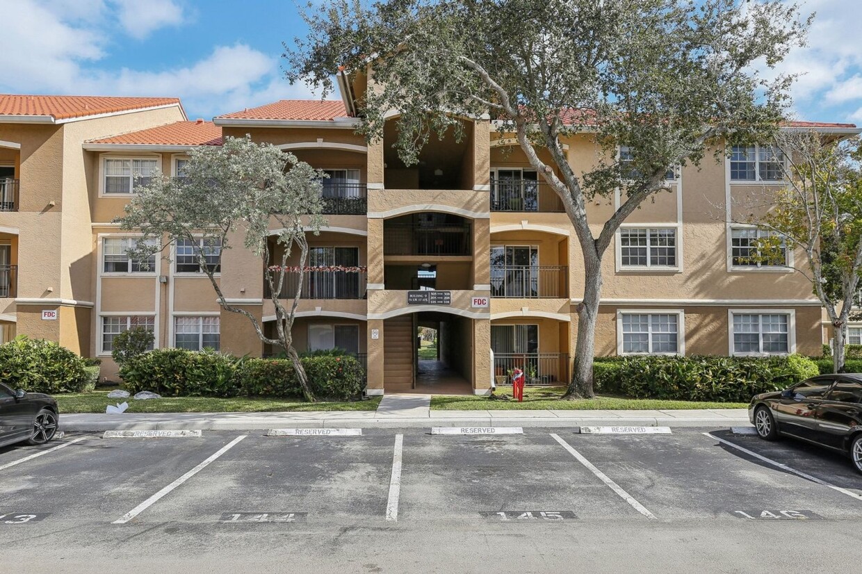 Foto principal - Charming 1-Bedroom Condo in Prime Pembroke...