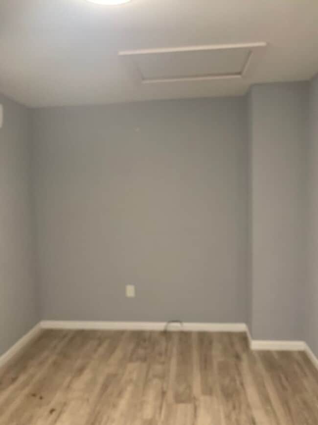Building Photo - heat/air stove refrigerator/near downtown