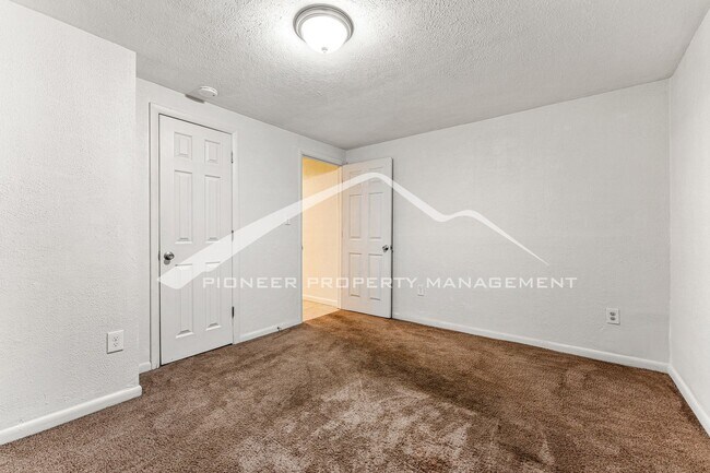 Building Photo - Spacious Lower Unit With In-Unit Washer/Dr...