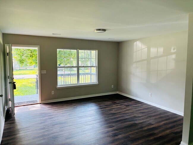 Foto del edificio - Freshly Renovated 3BR/2BA Home with Huge Fenced Backyard | Section 8 Welcome