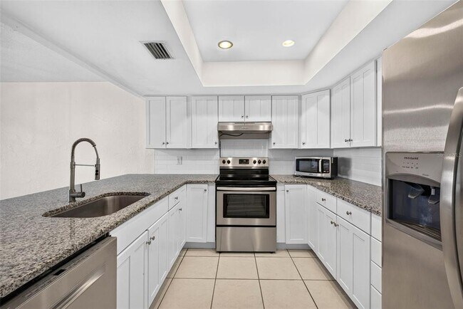 Building Photo - 606 S Glen Ave