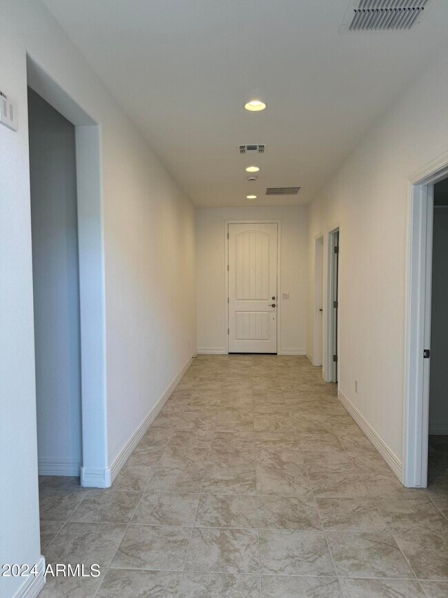 Foto del edificio - 8920 W Denton Ln