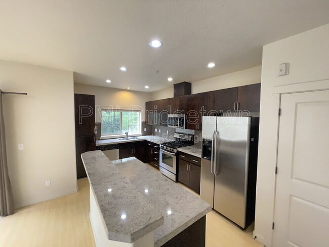 Building Photo - 659 NE Adwick Dr