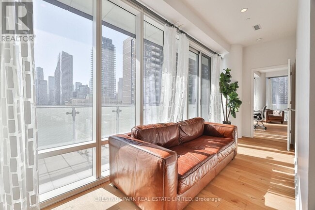 Photo du bâtiment - 1 Bloor St E