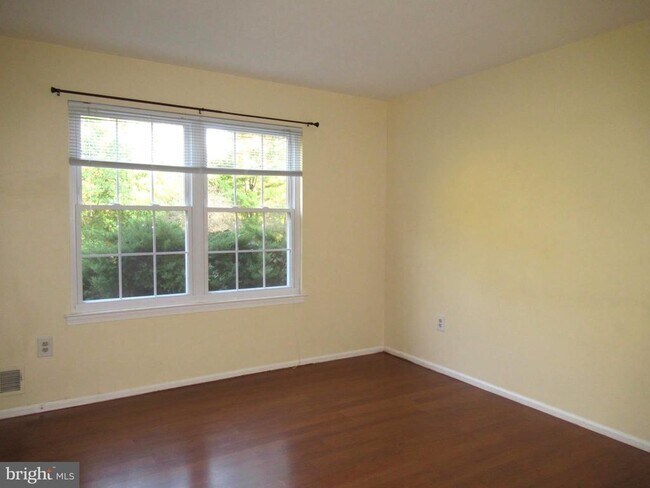 Foto del edificio - 32 Cypress Ct