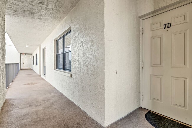 Building Photo - Modern & Luxurious 7th Floor Condo w/ Pict...